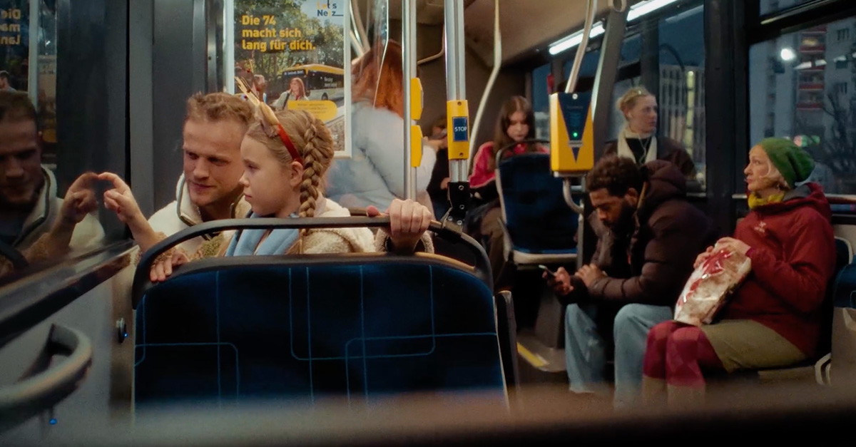 Juno Modelle Liona und Papa Jura im Werbeclip der LVB